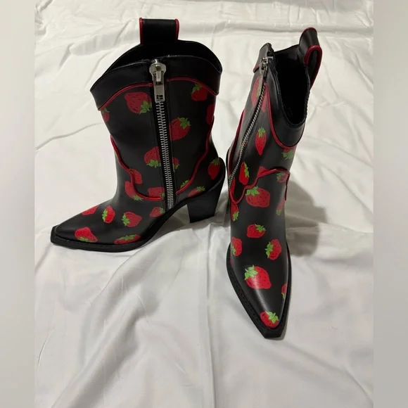 Dolls kill x strawberry shortcake boots - Picture 3 of 5